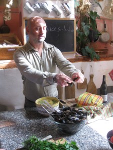 Silvestro cleaning the mussels